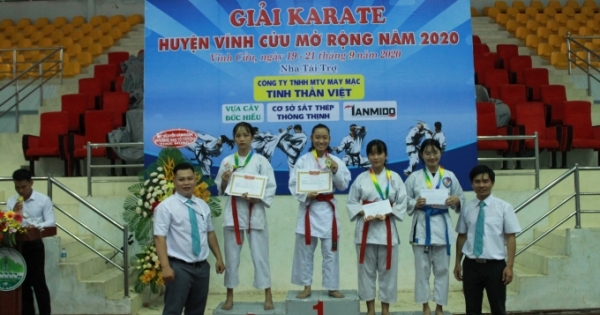Các vận động viên sôi nổi tranh tài tại giải Karatedo huyện Vĩnh Cửu