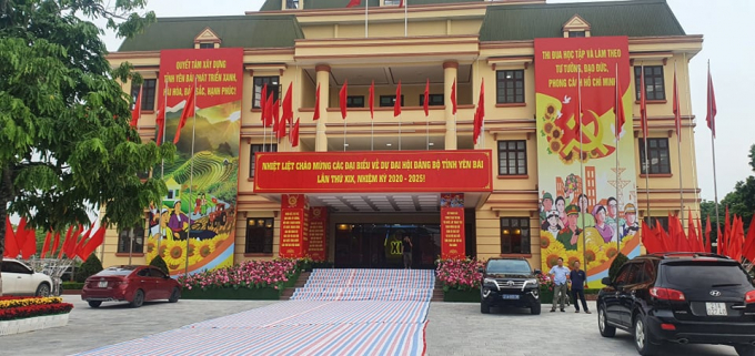 Khẩu hiệu và biểu tượng ngọn đuốc rực sáng chào mừng Đại hội XIX Đảng bộ tỉnh được trang trí nổi bật tại Trung tâm Hội nghị tỉnh - nơi sẽ diễn ra Đại hội.
