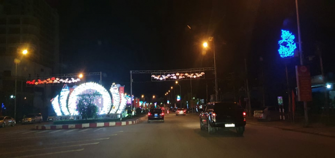 Về đêm nhiều tuyến phố của TP Yên Bái được trang trí cờ phướn, hệ thống đèn lét trước thềm Đại hội.