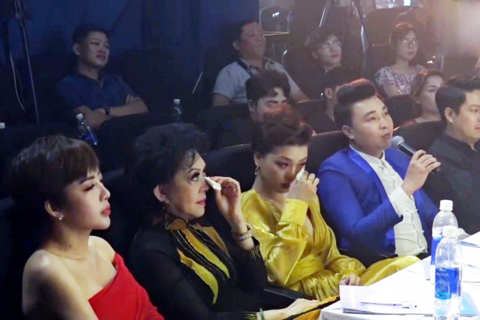 Danh ca Giao Linh bật khóc trước phần trình diễn bán kết 1 của thí sinh Nguyễn Dịu Kiên