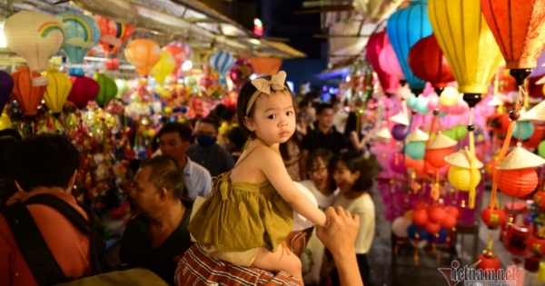 Nghìn người vui chơi trung thu ở phố lồng đèn Sài Gòn