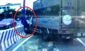 [Clip]: Ném đá xe tải, người đàn ông điểu khiển xe máy ngay lập tức nhận... "trái đắng"