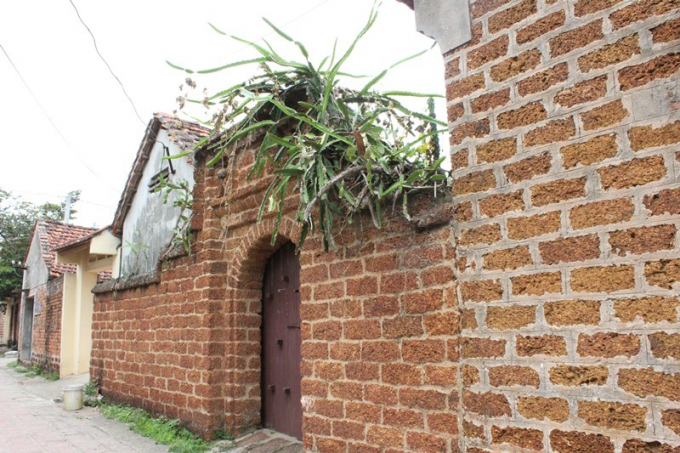 Bức tường đá ong ở làng cổ Đường Lâm.