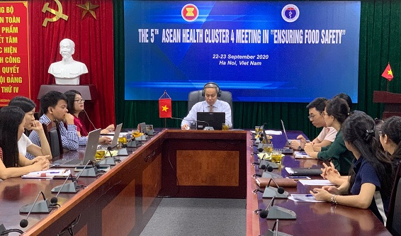 TS Nguyễn Hùng Long, Phó Cục trưởng Cục An toàn thực phẩm phát biểu tại cuộc họp.