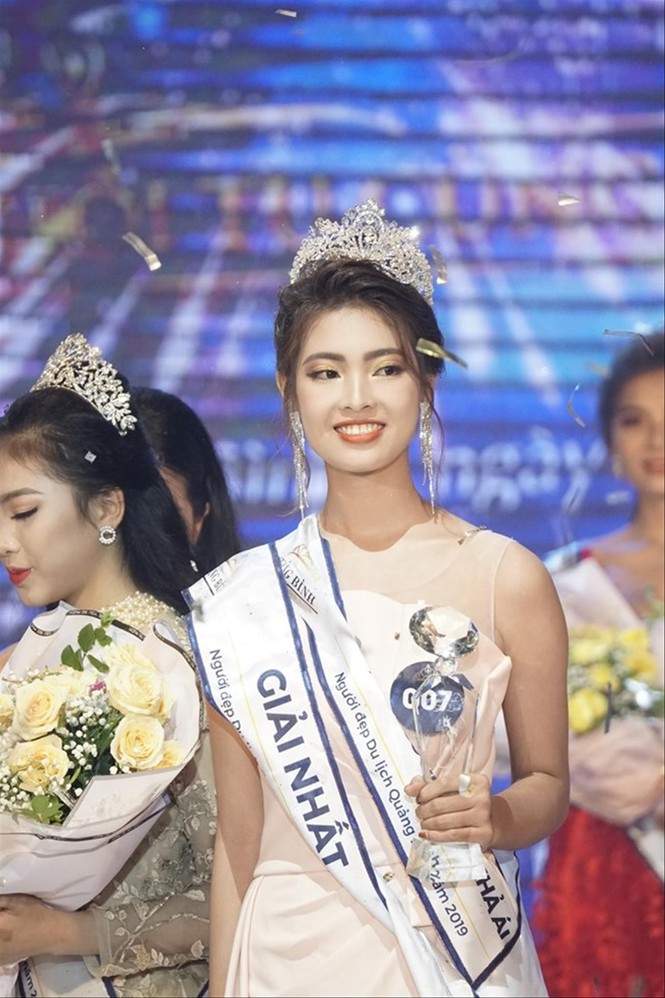 Trần Ngọc Huyền tại đêm đăng quang cuộc thi Tìm kiếm Người đẹp Du lịch Quảng Bình năm 2019.