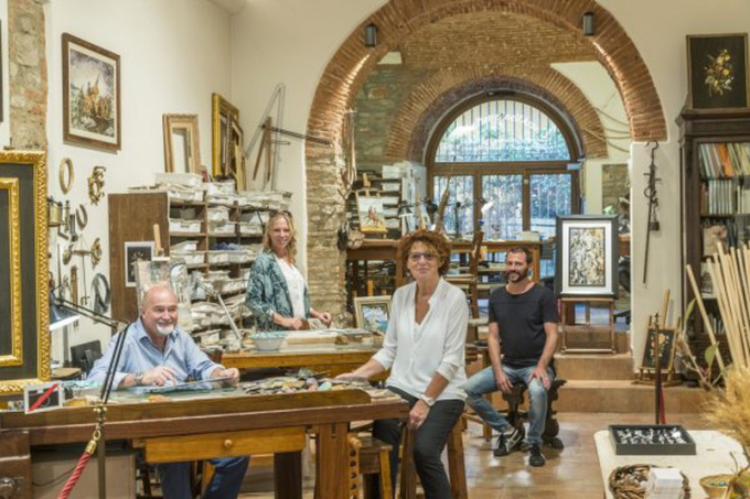 Gia đình Scarpelli trong xưởng ở Florence, Ý.