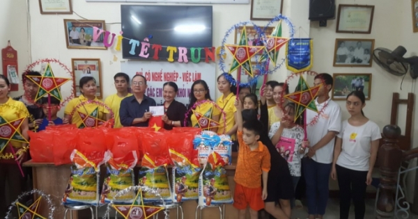 Thanh thiếu niên Phật tử chùa Quán Sứ tặng quà trung thu tại Bệnh viện Nhi Trung ương