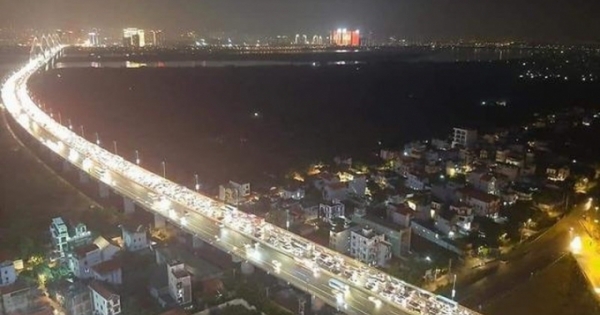 12 ô tô đâm liên hoàn trên cầu Nhật Tân, giao thông “tê liệt“