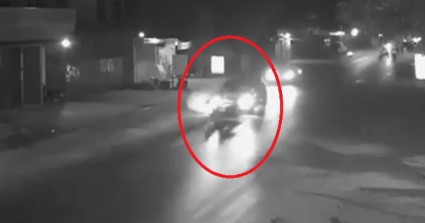 Video: Kinh hoàng cảnh xe máy đi ngược chiều "húc" trực diện vào ô tô và cái kết không ai ngờ tới