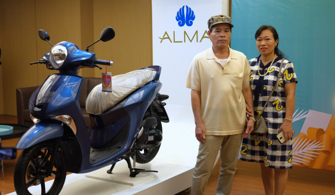 Khách hàng trúng thưởng xe tay ga khi tham dự sự kiện ALMA vào tháng 8/2019.