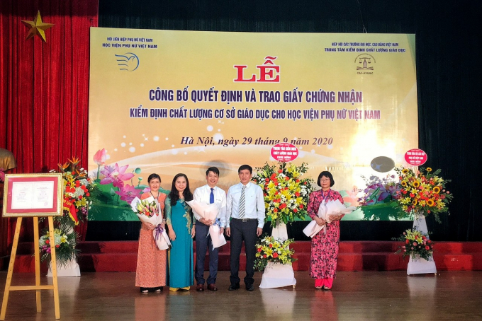 Đại diện Bộ Giáo dục và Đào tạo, Trung tâm kiểm định chất lượng giáo dục trao Giấy chứng nhận kiểm định chất lượng giáo dục cho Học viện Phụ nữ Việt Nam.
