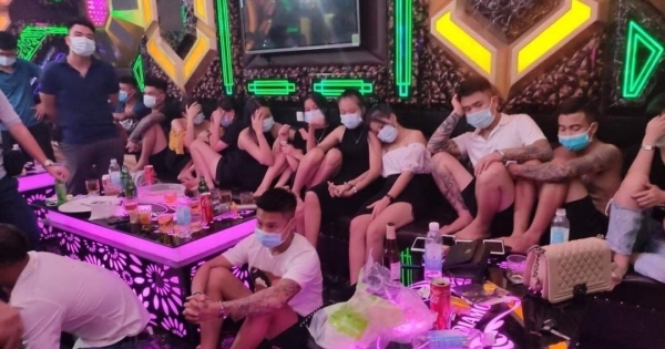 Phú Thọ: Hàng chục nam thanh nữ tú phê ma tuý trong quán karaoke bất chấp dịch Covid 19