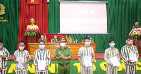 Trại giam Xuân Lộc trao quyết định đặc xá cho 102 phạm nhân