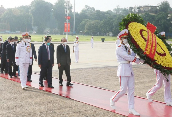 Các lãnh đạo, nguyên lãnh đạo Đảng và Nhà nước vào Lăng viếng Chủ tịch Hồ Chí Minh.