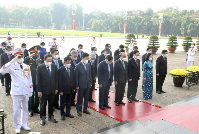 Các lãnh đạo, nguyên lãnh đạo Đảng và Nhà nước tưởng niệm Chủ tịch Hồ Chí Minh.