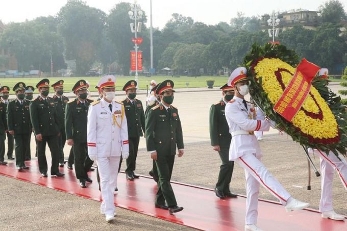Đoàn đại biểu Quân ủy Trung ương và Bộ Quốc phòng vào Lăng viếng Chủ tịch Hồ Chí Minh.