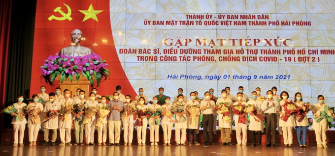 Lãnh đạo TP tặng hoa, động viên các y, bác sĩ tình nguyện vào T.P Hồ Chí Minh tham gia chống dịch COVID-19.