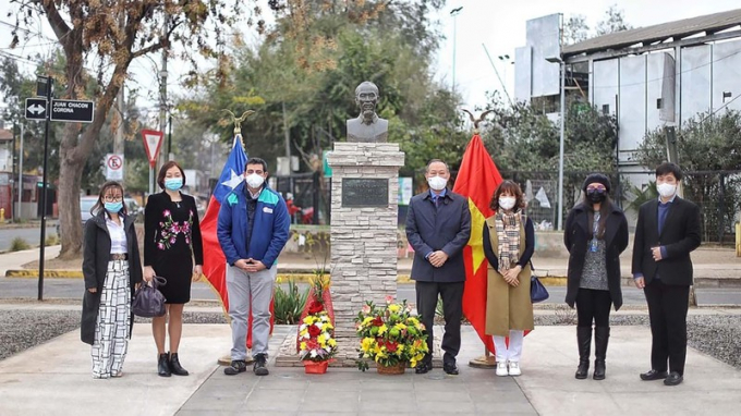 Đại sứ quán Việt Nam tại Chile đặt vòng hoa tưởng nhớ Chủ tịch Hồ Chí Minh.