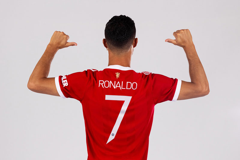 Ronaldo sẽ được nhận chiếc áo số 7 huyền thoại từ Edinson Cavani..