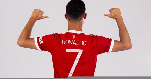 Edinson Cavani nhường áo số 7 cho Ronaldo