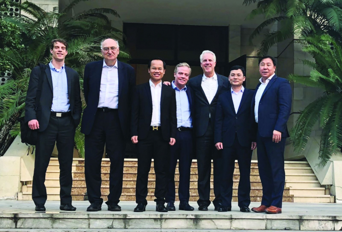 Bác sỹ Hoàng Hồng cùng với các lãnh đạo cao cấp của hệ thống các bệnh viện Harvard tại UBND TP Hà Nội.