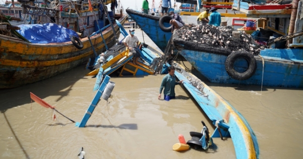 Mưa lớn kèm theo lũ quét ở Bình Thuận nhấn chìm gần 100 tàu thuyền