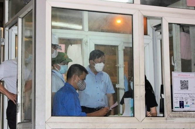 Đoàn kiểm tra công tác kiểm soát dịch bệnh COVID-19 của quận Hải An đặt tại chi nhánh Cảng Tân Vũ.