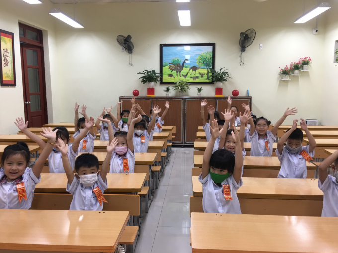 Học sinh khối 1 trường Tiểu học Nguyễn Công Trứ vui mừng được đến trường.
