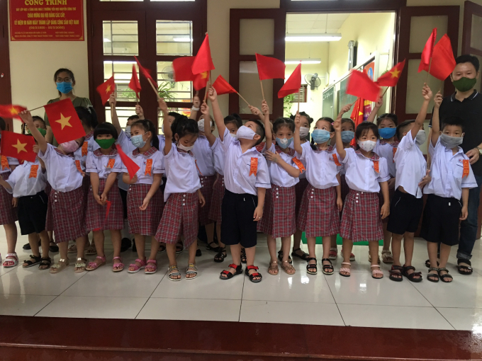 Học sinh khối 1 trường Tiểu học Nguyễn Công Trứ vui mừng được đến trường.