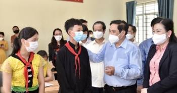 Thủ tướng Phạm Minh Chính tới thăm, động viên thầy và trò Trường Phổ thông Dân tộc nội trú THCS Định Hóa