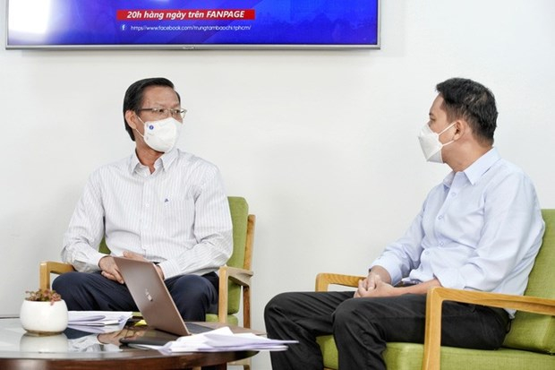 Chủ tịch Ủy ban Nhân dân Thành phố Phan Văn Mãi đối thoại trực tiếp với người dân thành phố qua Chương trình livestream Dân hỏi-Thành phố trả lời. (Nguồn: nld.com.vn)