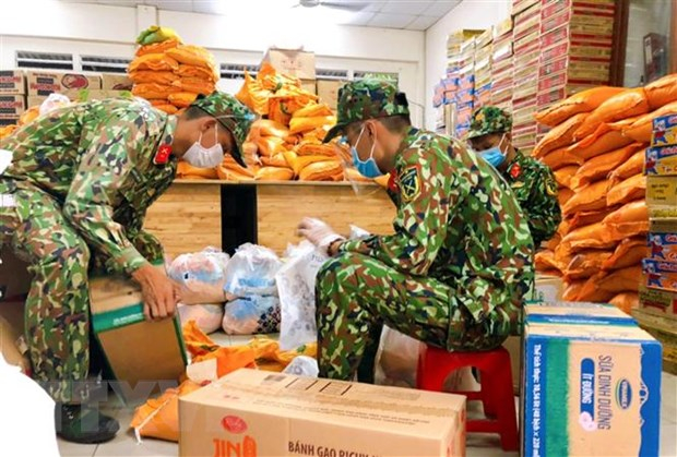 Các chiến sỹ bộ đội đi chợ giúp dân tại phường 1, quận Tân Bình. (Ảnh: Xuân Khu/TTXVN)
