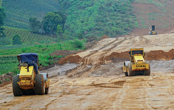 Các dự án thành phần cao tốc Bắc - Nam phía Đông vẫn gặp nhiều khó khăn trong việc tiếp cận nguồn vật liệu từ các mỏ ở địa phương (Trong ảnh: Thi công cao tốc Mai Sơn - QL45). Ảnh: Tạ Hải