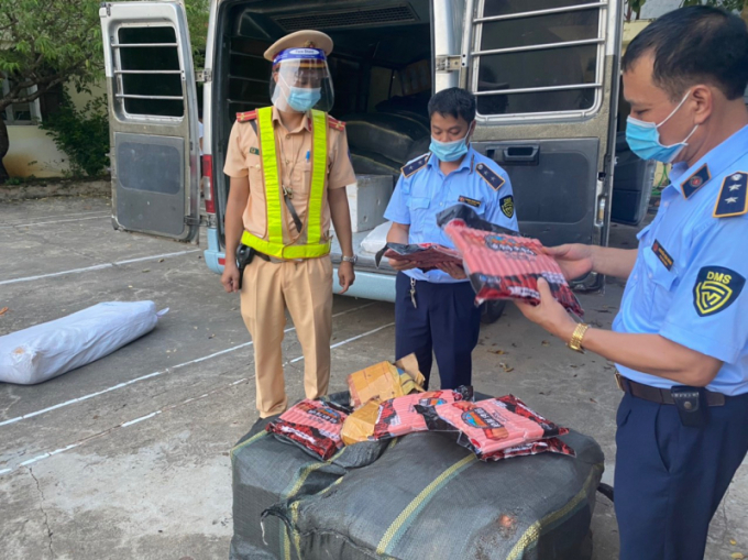Lực lượng chức năng tỉnh Lạng Sơn kiểm tra hàng hóa vi phạm.