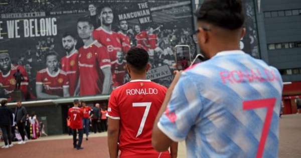 Bóng đá MU - Newcastle: Fan Ronaldo "nhuộm đỏ" Old Trafford