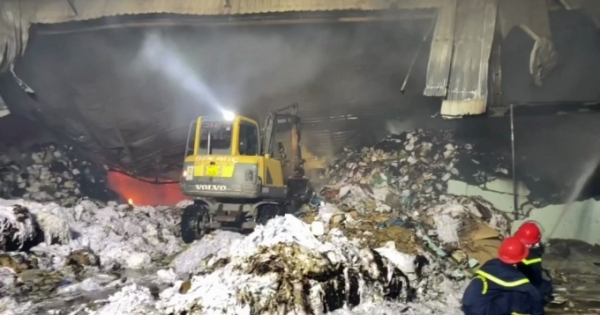Hải Phòng: Đang cháy lớn tại xưởng giấy vụn gần 800m2 ở xã Đại Bản