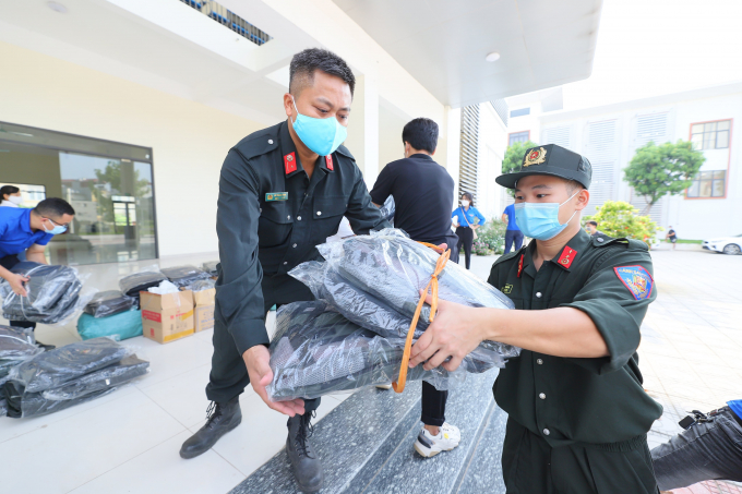 Đại đội 3 – Tiểu đoàn 2 – Trung đoàn Cảnh sát cơ động - Công an TP Hà Nội chuẩn bị các phần quà để trao cho học sinh.