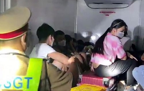 Bắt giữ 15 người trốn trong thùng xe đông lạnh để thông chốt về quê