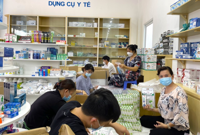 Các bạn trẻ Bình Phước cùng Hội Nữ doanh nhân tỉnh đóng gói cẩn thận những “túi thuốc an sinh” để gửi đến vùng “tâm dịch”.