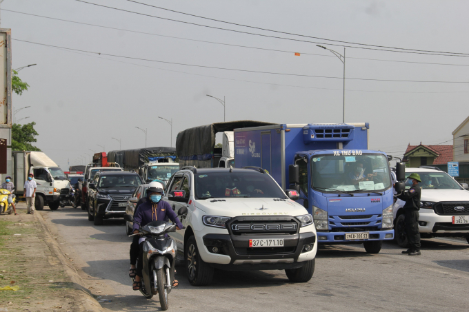 Tại chốt kiểm soát trên quốc lộ 1A (đoạn qua địa phận xã Nghi Trung, huyện Nghi Lộc, Nghệ An), số lượng phương tiện đổ về nhiều gây ùn tắc kéo dài hàng trăm mét.