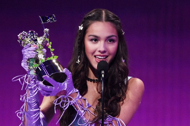 Nữ ca sỹ 18 tuổi Olivia Rodrigo nhận giải thưởng Nghệ sỹ mới xuất sắc tại Lễ trao giải MTV Video Music Awards 2021. (Ảnh: Getty Images)
