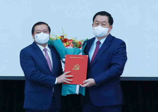 Tại hội nghị ông Nguyễn Trọng Nghĩa trao quyết định và tặng hoa chúc mừng ông Lại Xuân Môn.