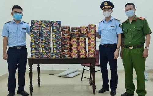 Nghệ An: Bắt vụ vận chuyển 71 kg pháo nổ do nước ngoài sản xuất