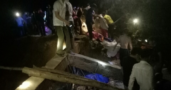Nghệ An: Vỡ đập Bàn Vàng, hàng trăm người vác đất chặn nước trong đêm