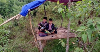Cảm phục học trò người H’Mông xứ Nghệ dựng chòi trên núi “tìm sóng” học trực tuyến