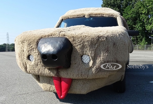 Xe van Ford Econoline hình chó nhồi bông cực dị