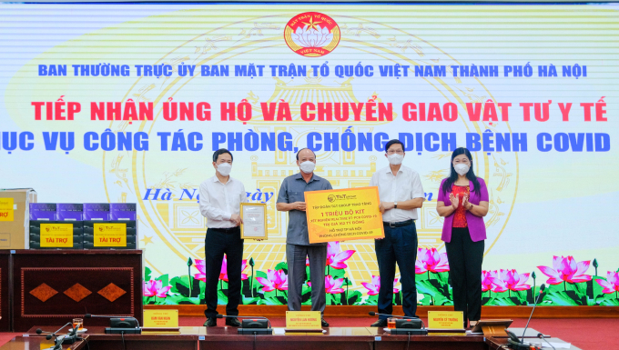 Đại diện Tập đoàn T&amp;amp;T Group trao tặng 1 triệu bộ kit xét nghiệm PCR cho đại diện Sở Y tế thành phố Hà Nội và UB MTTQ Việt Nam thành phố Hà Nội.