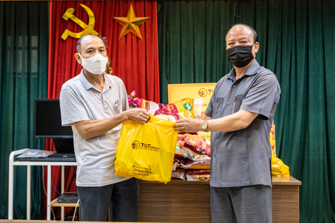 Ông Nguyễn Tất Thắng, Phó Tổng Giám đốc Tập đoàn T&amp;amp;T Group trao tặng các phần quà hỗ trợ cho người dân phường Phan Chu Trinh (quận Hoàn Kiếm).