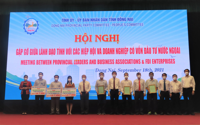 Các doanh nghiệp FDI trao tặng hàng hóa, thiết bị y tế cho tỉnh Đồng Nai.