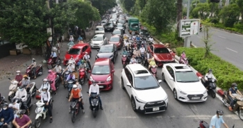 Hà Nội trở lại với "đặc sản" ùn tắc đường phố sáng thứ Hai đầu tuần